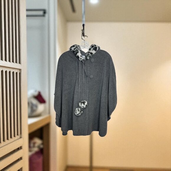 NWT Charming Charlie Hooded Poncho w/ Faux Fur Trim – One Size - Picture 1 of 8